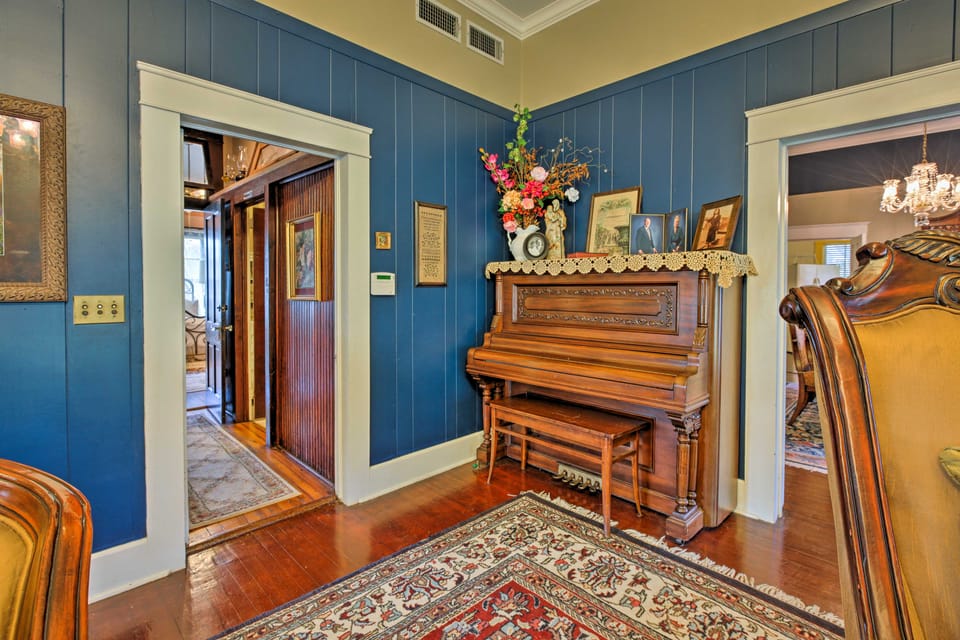 Historic Huntington Home w/ Pond & Flower Gardens! House in Texas