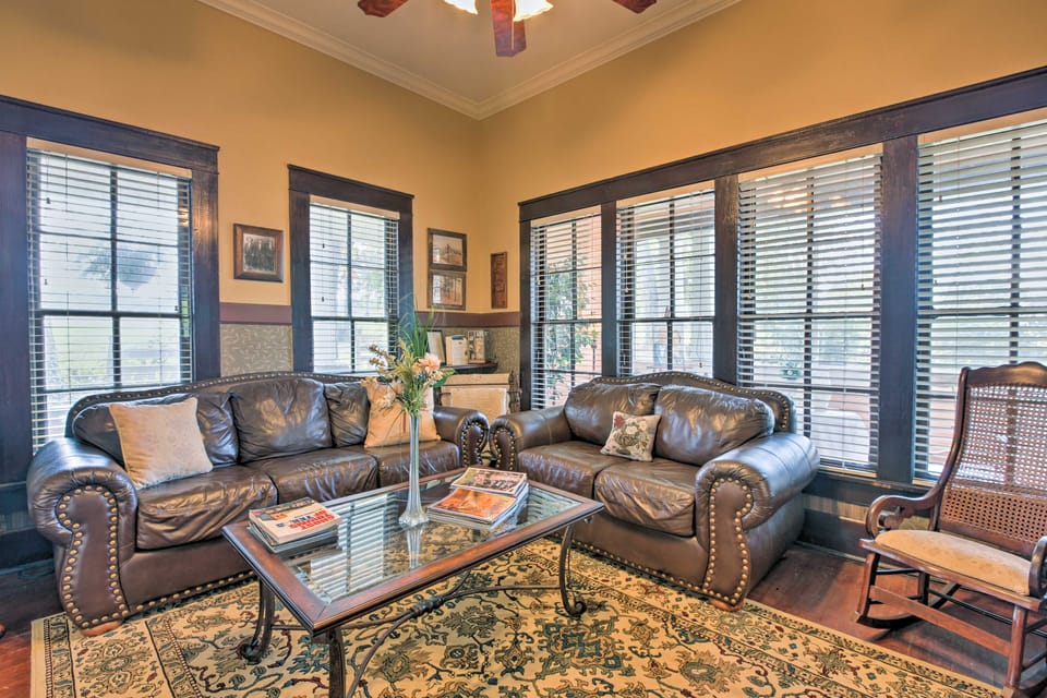 Historic Huntington Home w/ Pond & Flower Gardens! House in Texas