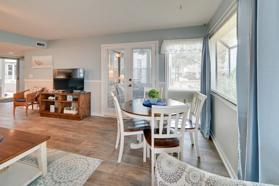 Walk to Ocean: Myrtle Beach Retreat w/ Sunroom Apartment in South Carolina