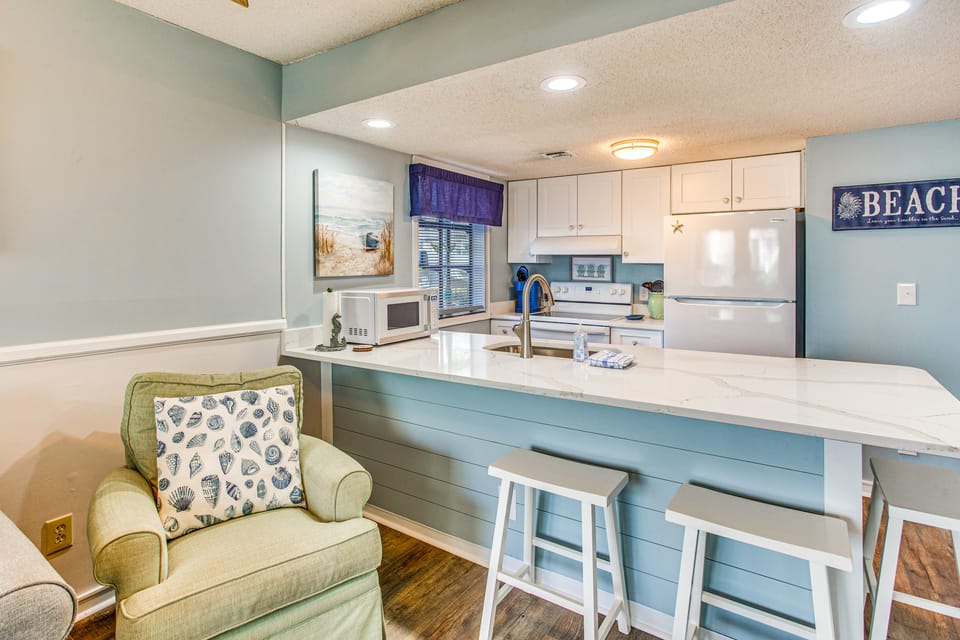 Walk to Ocean: Myrtle Beach Retreat w/ Sunroom Apartment in South Carolina
