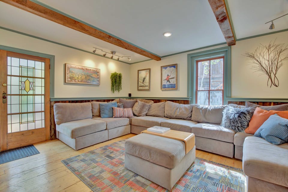 Walk to Ski Shuttle! Breckenridge Cabin w/ Hot Tub House in Breckenridge