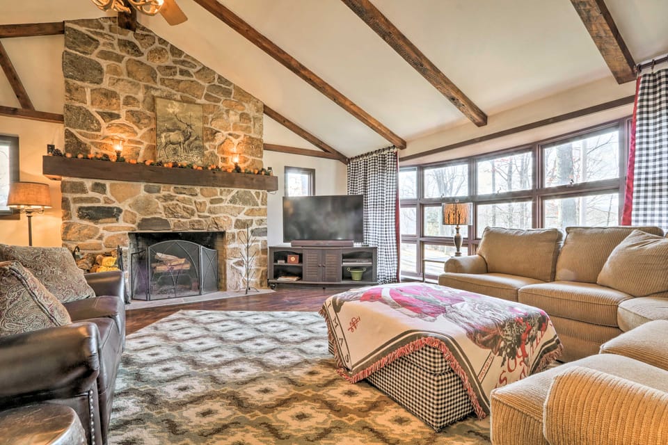 Macungie Cabin w/ Fireplace Near Bear Creek Skiing House in Pennsylvania