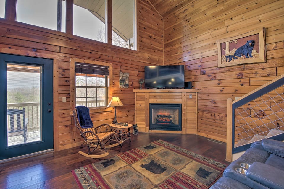 Gatlinburg Cabin w/ Pool Table & Hot Tub! House in Gatlinburg