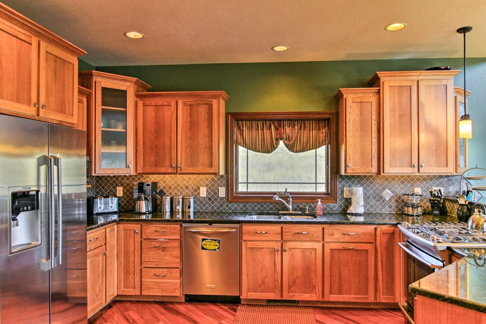 Hot Tub, Game Room! Black Hills Rally-Ready Estate House in North Lawrence