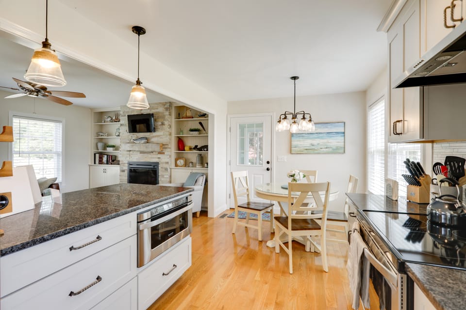Walk to Pawcatuck River: Family-Friendly Home! House in Misquamicut
