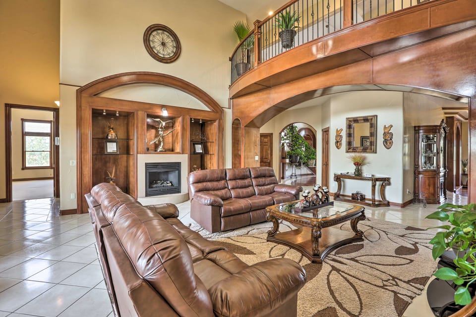 10 Mi to Barr Lake State Park: Home w/ Mtn Views House in Adams County