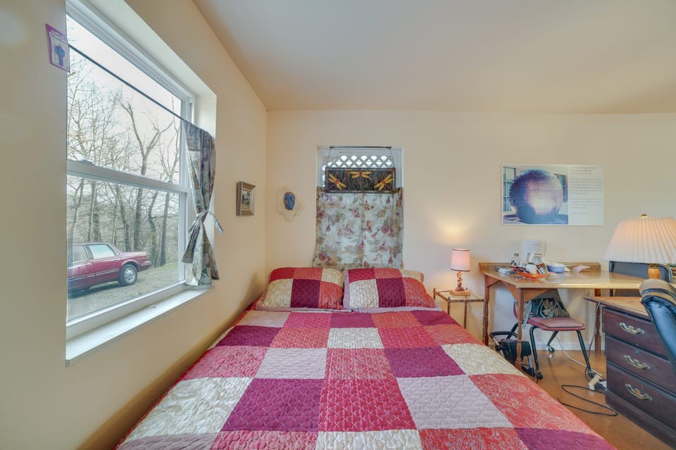 Cozy Rogers Studio Apt w/ Lake Access & Fire Pit! Apartment in Beaver Lake