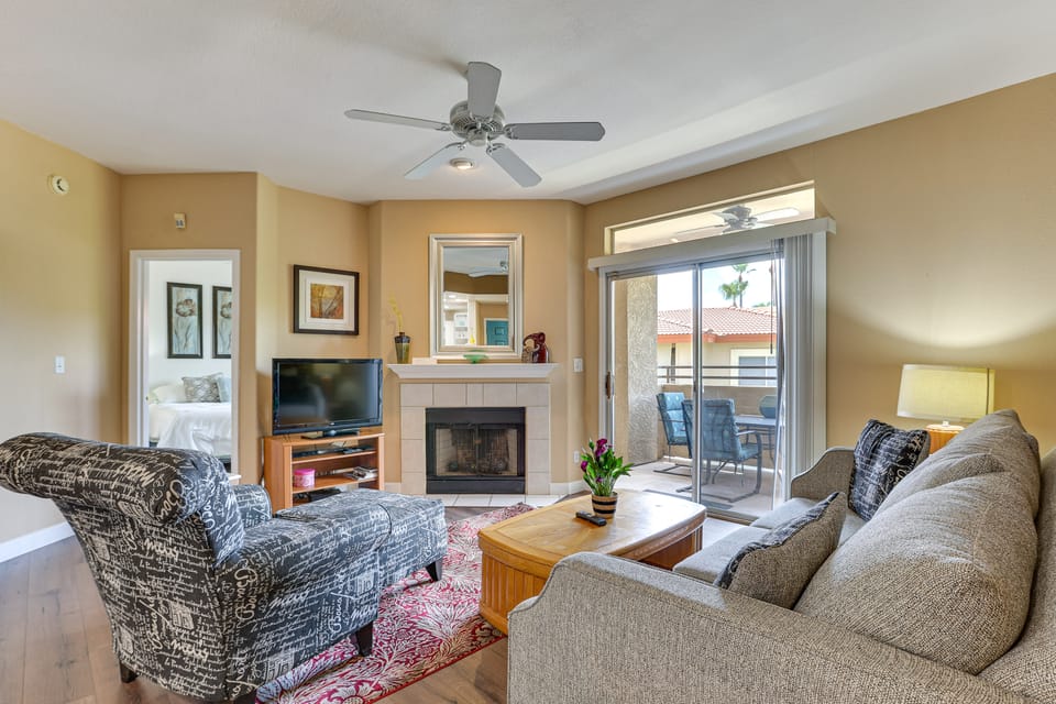 Getaway w/ Balcony & Spa: 13 Mi to Old Town Apartment in Phoenix