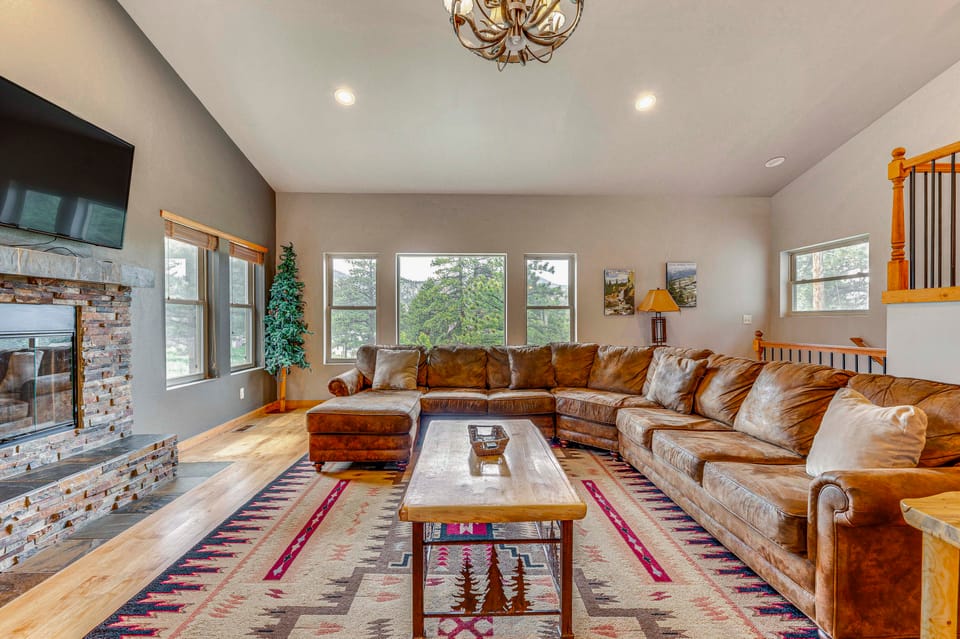 2 Mi to Downtown: Home w/ Hot Tub in Estes Park! House in Estes Park