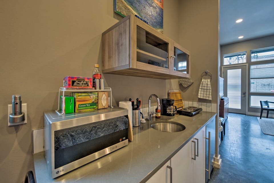 2 Mi to Dtwn Ballard: Sleek Studio Near Shops Apartment in Ballard