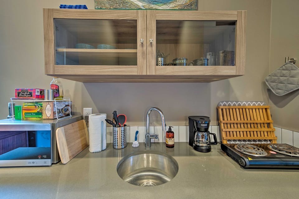 2 Mi to Dtwn Ballard: Sleek Studio Near Shops Apartment in Ballard