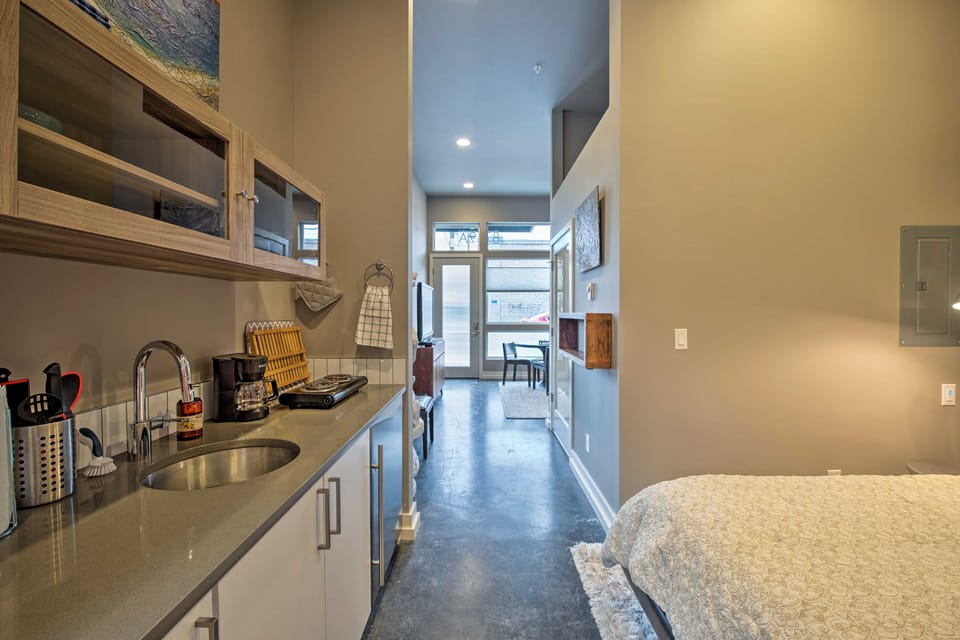 2 Mi to Dtwn Ballard: Sleek Studio Near Shops Apartment in Ballard