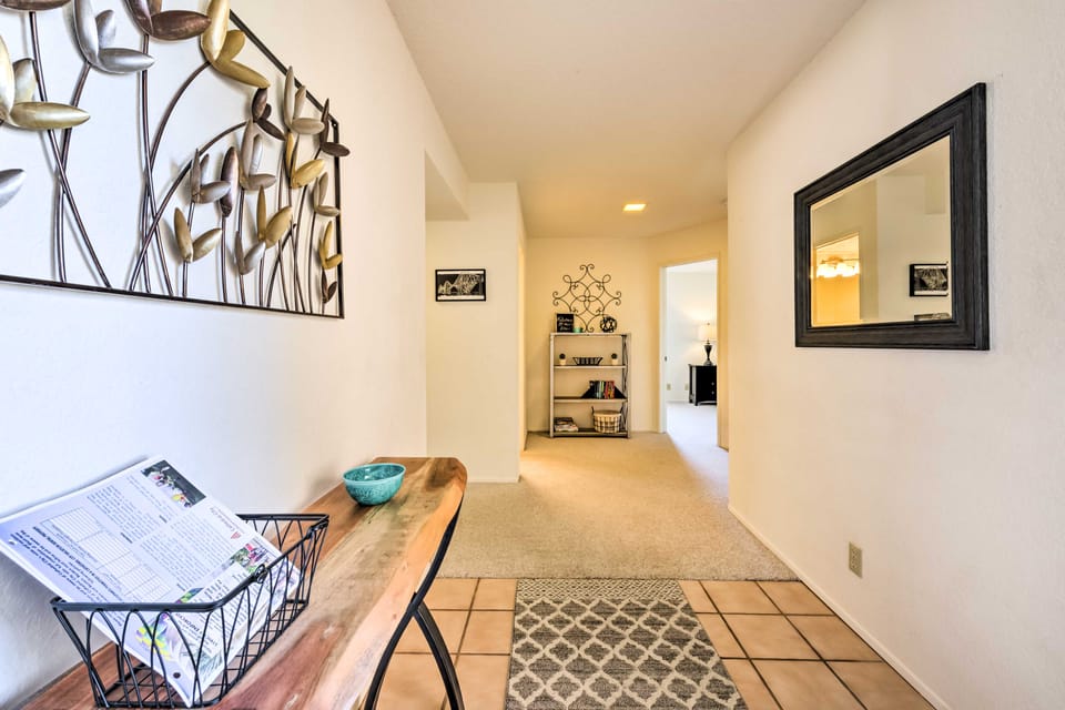 Cathedral City Condo w/ Pool, 7 Mi to Palm Springs Apartment in Cathedral City