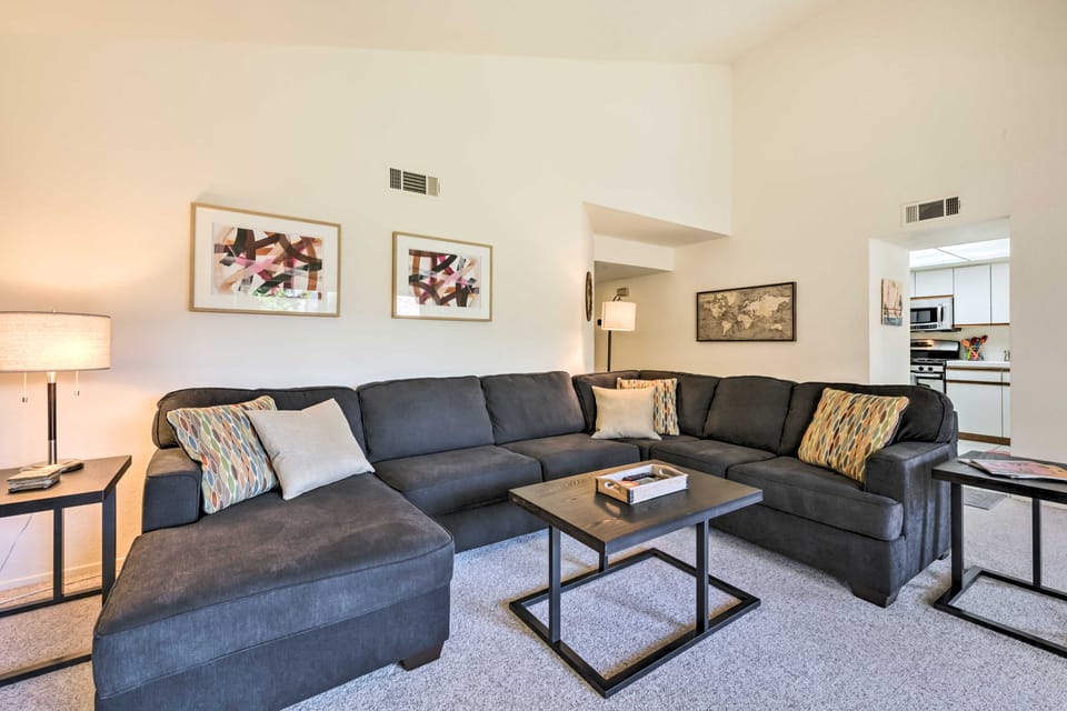 Cathedral City Condo w/ Pool, 7 Mi to Palm Springs Apartment in Cathedral City