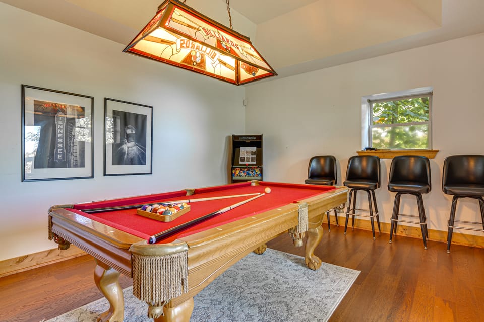 2 Mi to Ober Mtn: Hot Tub & Deck at Cozy Cabin! House in Gatlinburg
