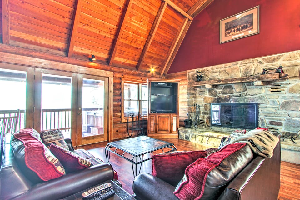 2 Mi to Ober Mtn: Hot Tub & Deck at Cozy Cabin! House in Gatlinburg