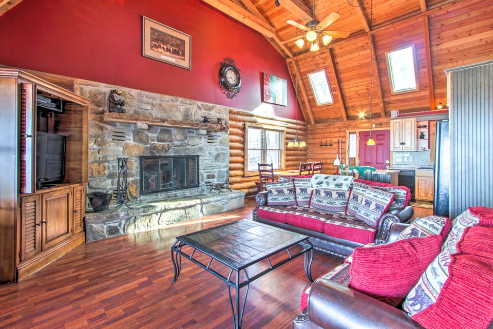 2 Mi to Ober Mtn: Hot Tub & Deck at Cozy Cabin! House in Gatlinburg