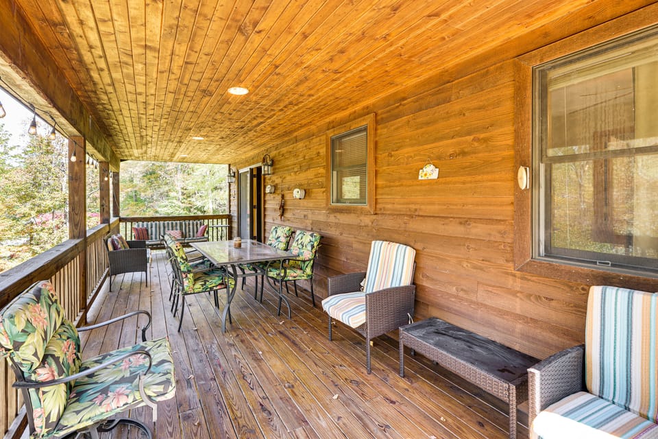 3 Mi to Snowshoe Resort: Cabin w/ Hot Tub House in Shenandoah Valley