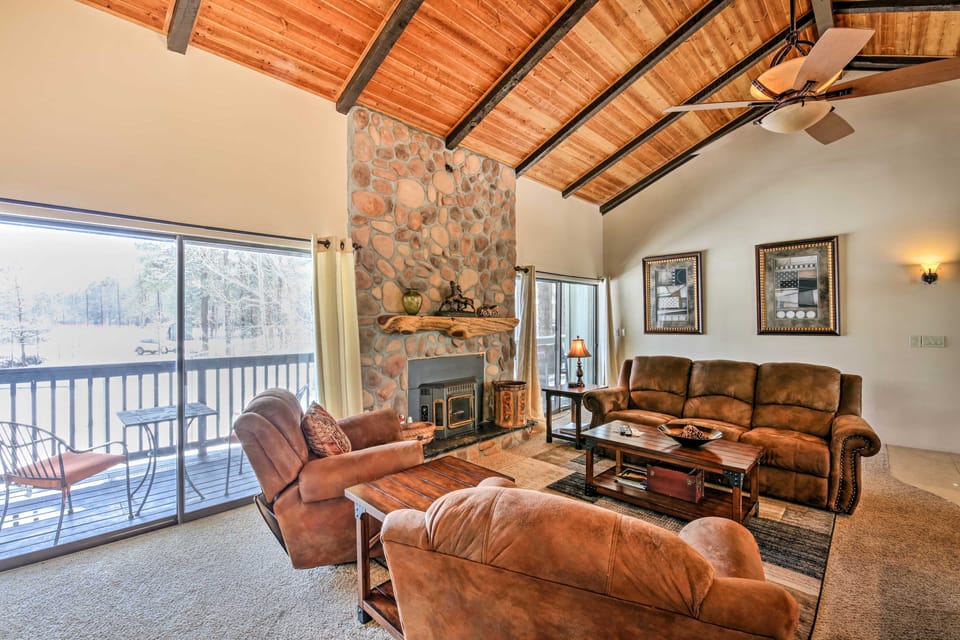 Steps to Golf Course: Condo w/ Grill in Pinetop! Apartment in Arizona