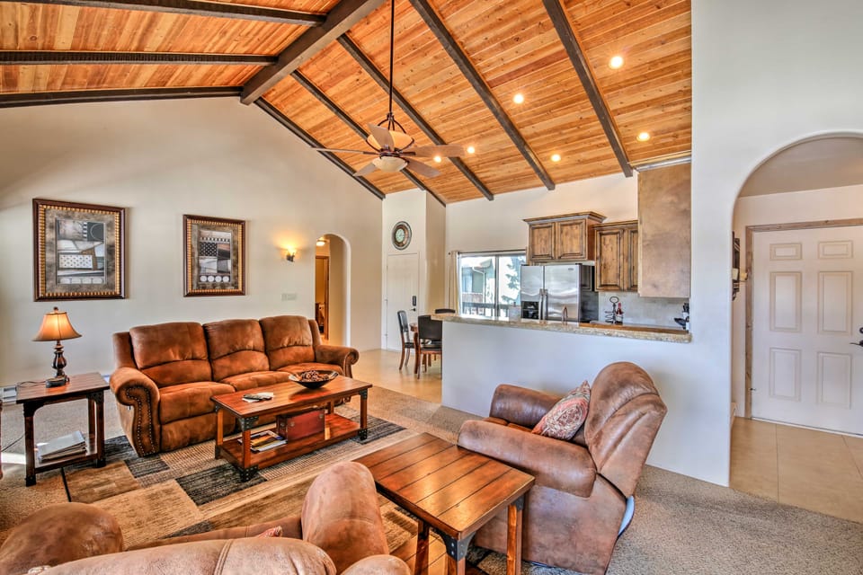 Steps to Golf Course: Condo w/ Grill in Pinetop! Apartment in Arizona