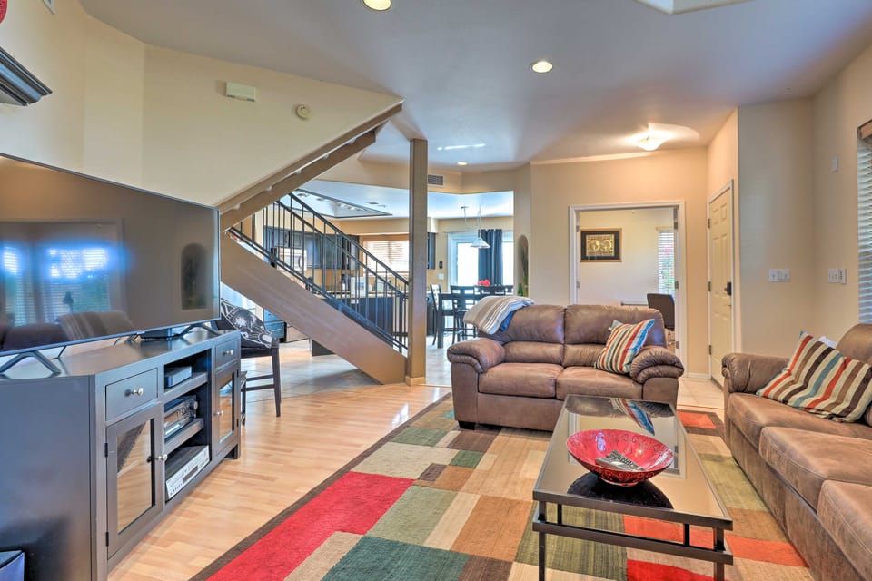 Resort-Style Gem w/ Pool Access: 10 Mi to Dtwn PHX Apartment in Phoenix