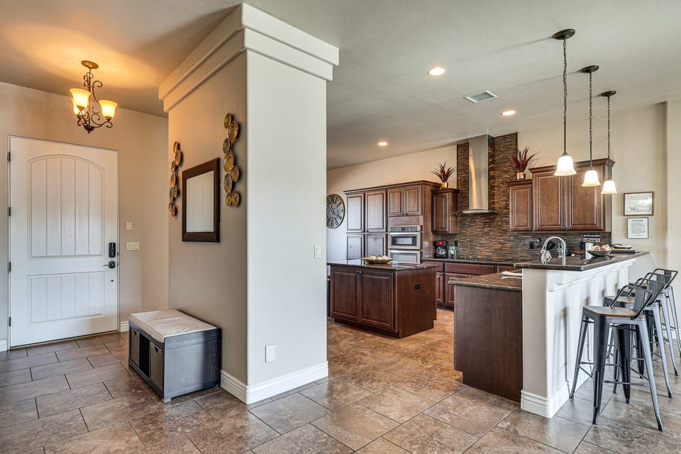 Pool & Hot Tub: Luxe Lake Havasu Home House in Lake Havasu City