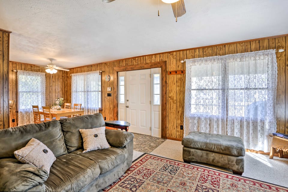 Lake Waccamaw Home w/ Fenced Yard & Shared Pier! House in South Carolina