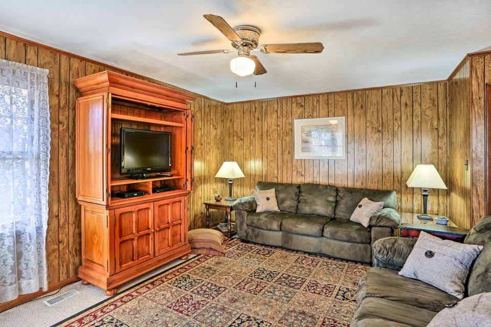 Lake Waccamaw Home w/ Fenced Yard & Shared Pier! House in South Carolina