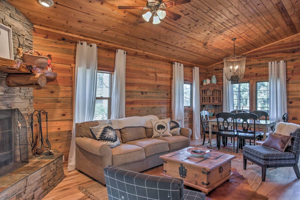 Ruidoso Log Cabin Retreat - Peaceful & Convenient House in Ruidoso
