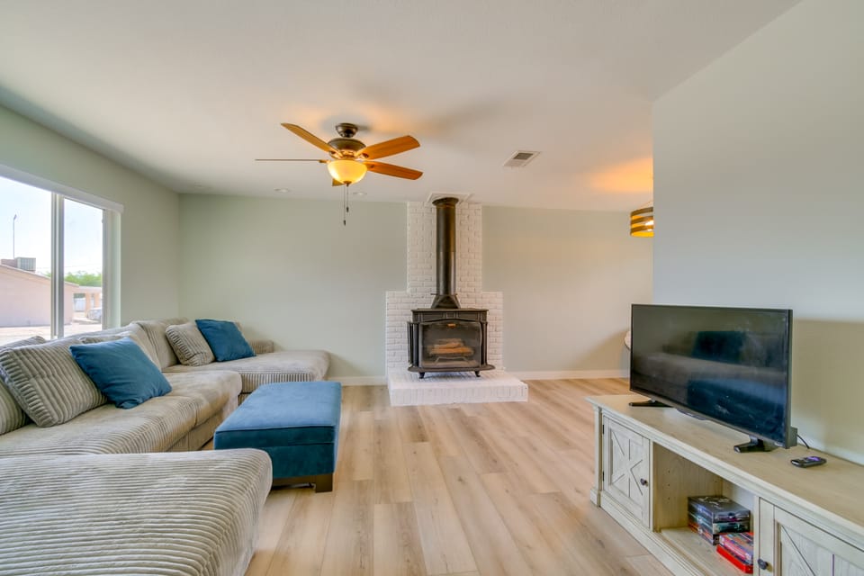 Location! Home w/ Pool 1 Min to McCulloch Blvd House in Lake Havasu City
