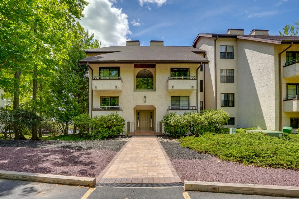 Lake Harmony Condo < 1 Mi to Big Boulder Mountain! Apartment in Big Boulder Lake