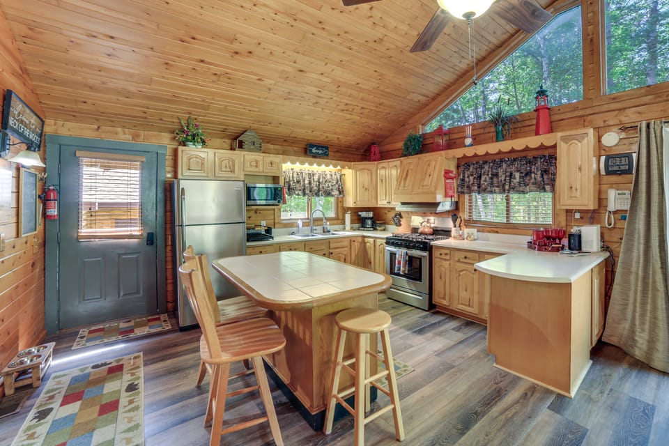 Cozy Manistique Cabin w/ Deck, Grill & Fire Pit! House in Wisconsin