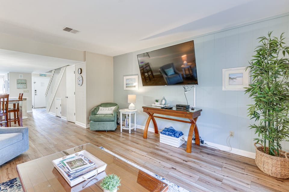 Hilton Head Condo: Walk to Coligny Beach & Plaza! Apartment in South Forest Beach