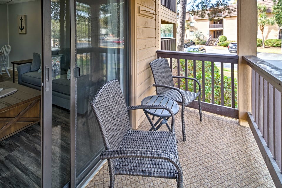 Hilton Head Condo w/ Pool Bar: Walk to Beach! Apartment in Hilton Head Island