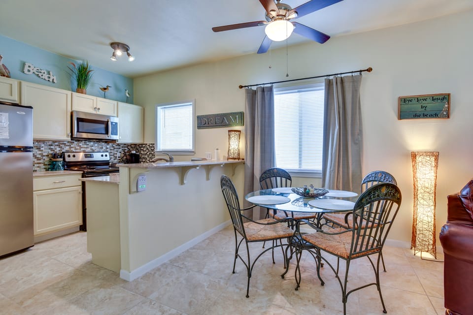 Padre Island Condo w/ Pool Access - Walk to Beach! Apartment in North Padre Island