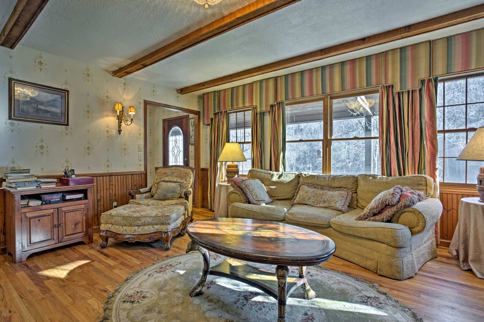Emerald Gate Farm Cabin w/ On-Site Fishing Pond! House in Tennessee