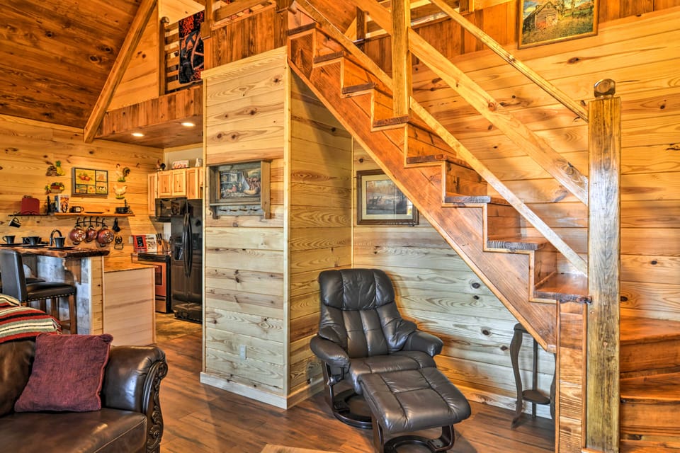 2 Mi to Lake Hamilton! Log Cabin w/ Cozy Loft House in Garland County