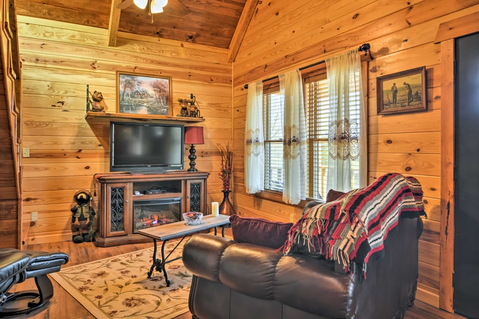 2 Mi to Lake Hamilton! Log Cabin w/ Cozy Loft House in Garland County