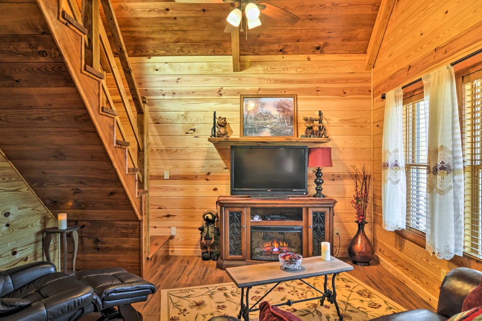 2 Mi to Lake Hamilton! Log Cabin w/ Cozy Loft House in Garland County