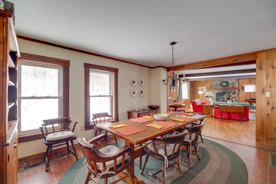 Chester Farmhouse on 100 Acres, 15 Min to Okemo! House in Chester