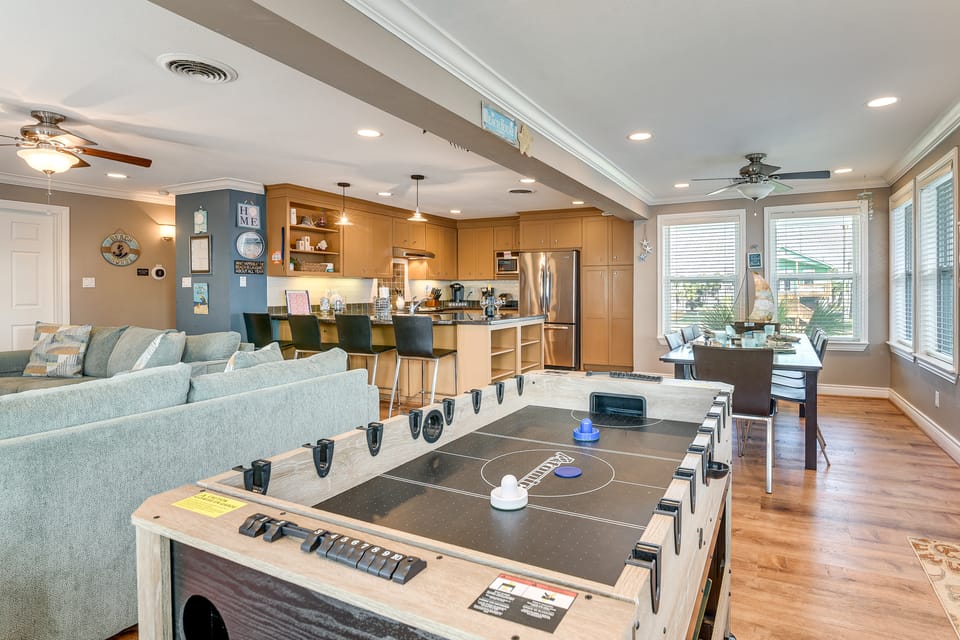 Colorful Beachside Oasis! Galveston Family Home House in Hitchcock