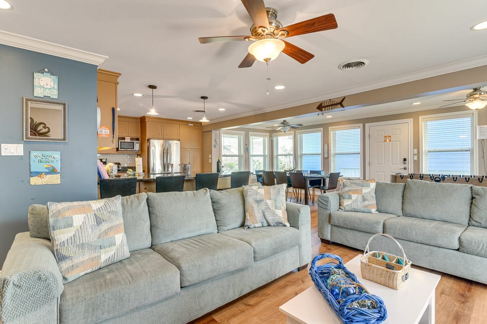 Colorful Beachside Oasis! Galveston Family Home House in Hitchcock