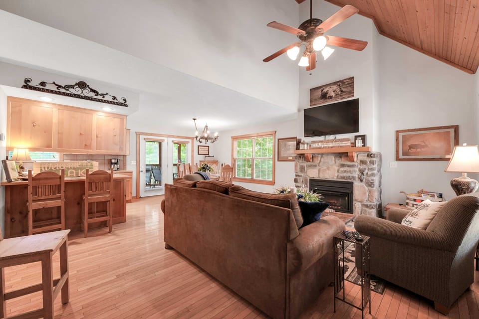 6 Mi to Branson Strip! Lakefront Home w/ Fireplace House in Table Rock Lake