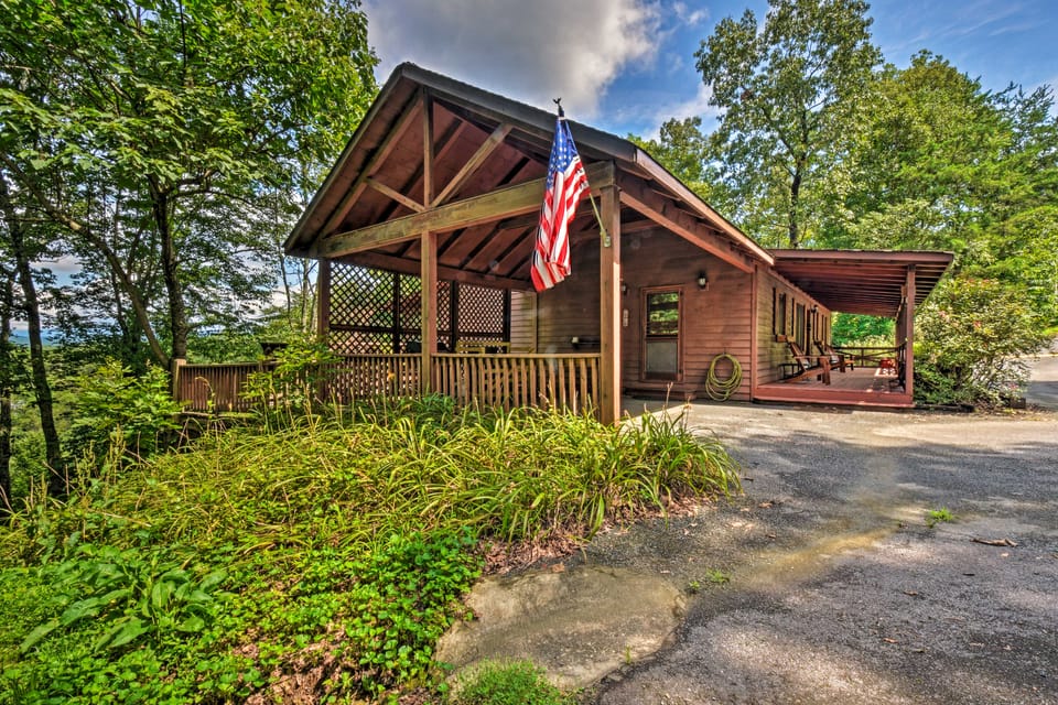 Cozy 'Sunset View' Cabin w/ Game Room & Mtn Views! House in East Ellijay