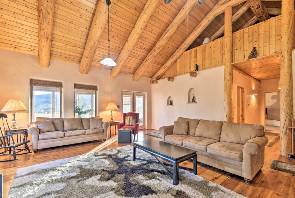 Eagle Nest Home w/ Hot Tub & Views - 5 Min to Lake House in New Mexico