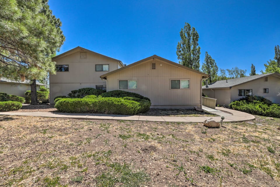 Flagstaff Townhome - Walk to Country Club & Pools! Apartment in Flagstaff