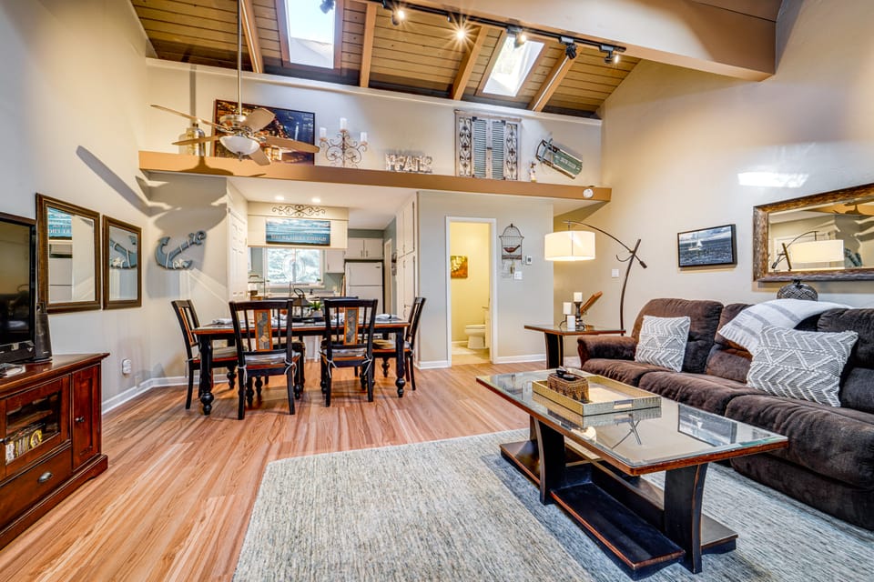 1 Mi to Diamond Peak Ski Resort: Condo w/ Pool Apartment in Incline Village