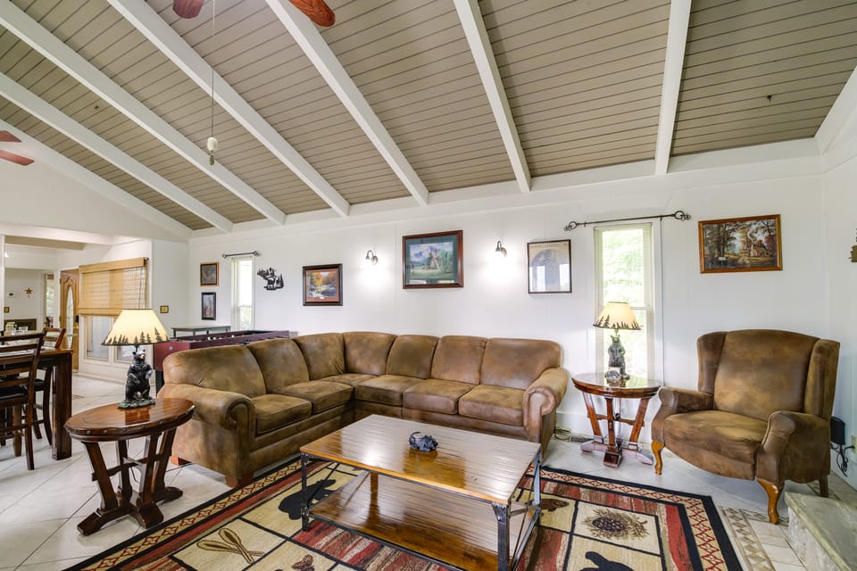 Deck & Stunning Mountain Views: Gatlinburg Home! House in Gatlinburg