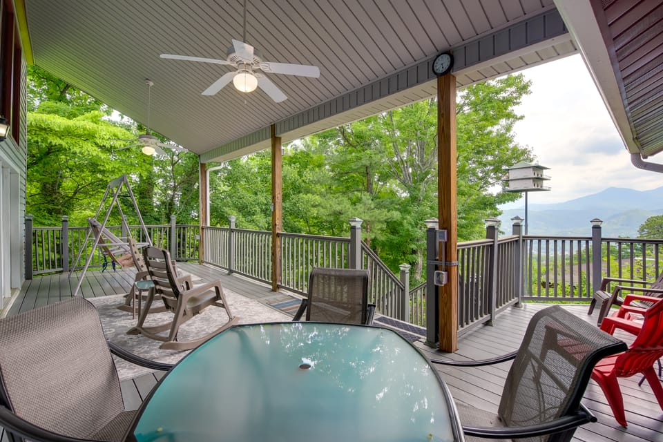 Deck & Stunning Mountain Views: Gatlinburg Home! House in Gatlinburg