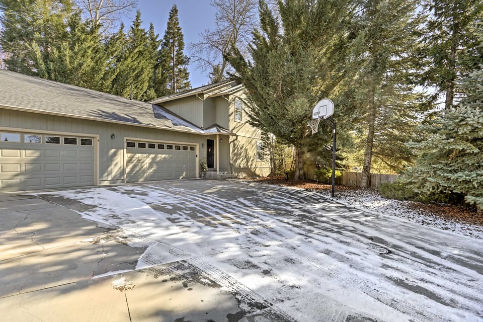 Centrally Located Mt Shasta Home w/ Deck! House in Mount Shasta
